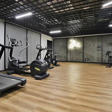 Bright Blue Studio In With Free Access To The Gym By Renters